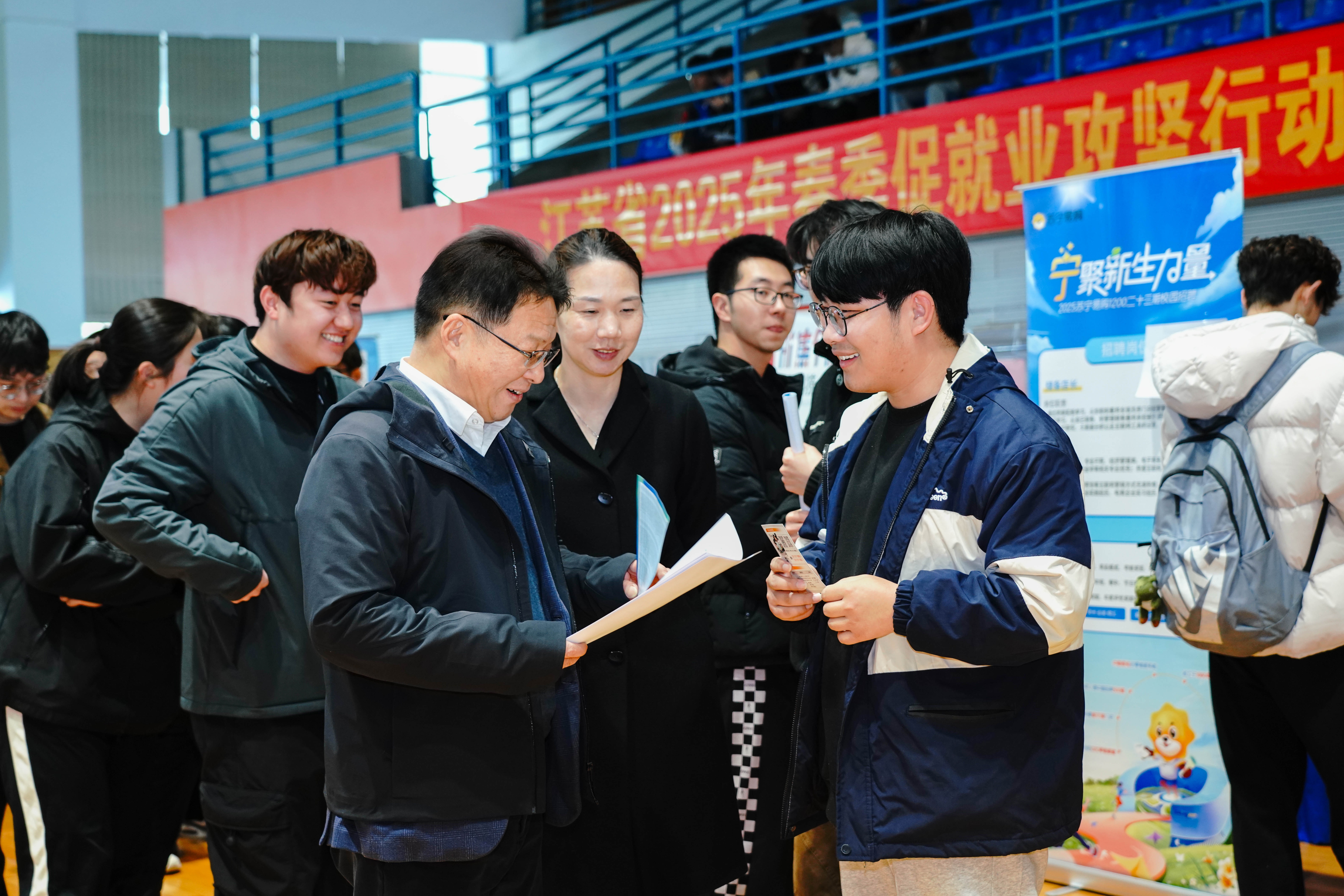 何学军与求职学生交流.jpg