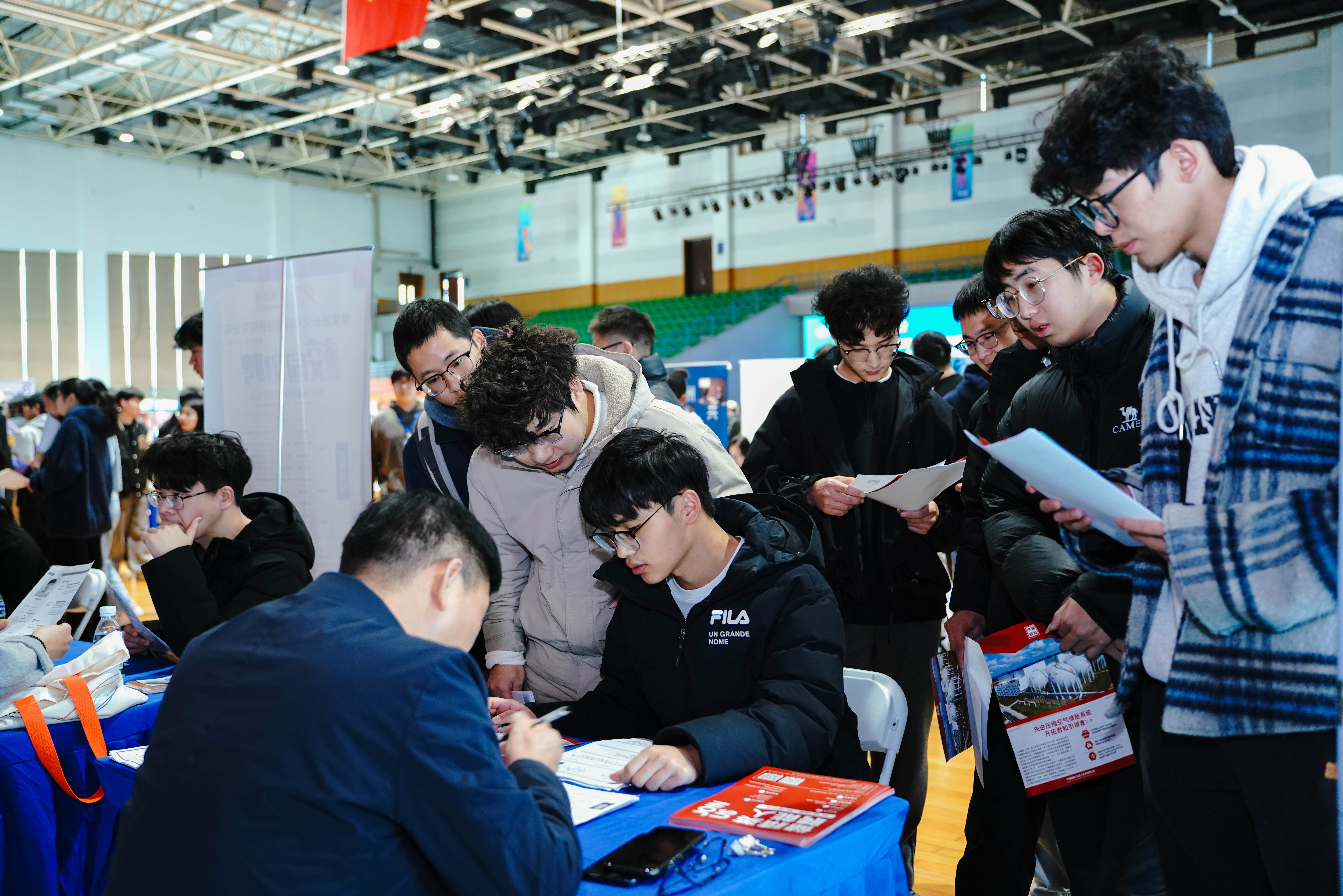 学生洽谈场景.jpg